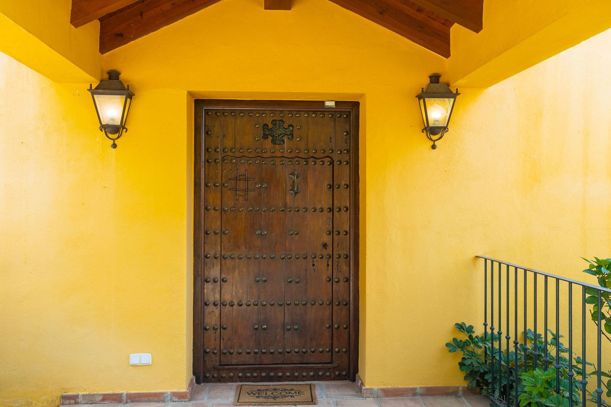 5 Bed Townhouse for sale in Benahavís Costa Del Sol, Málaga, Spain