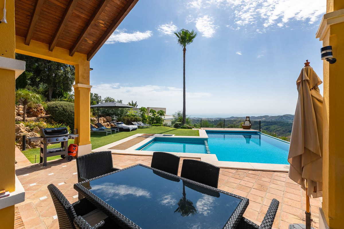 5 Bed Townhouse for sale in Benahavís Costa Del Sol, Málaga, Spain