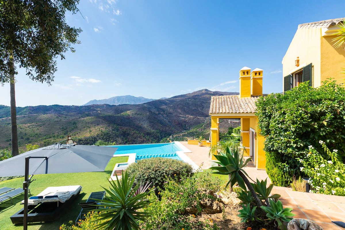 5 Bed Townhouse for sale in Benahavís Costa Del Sol, Málaga, Spain