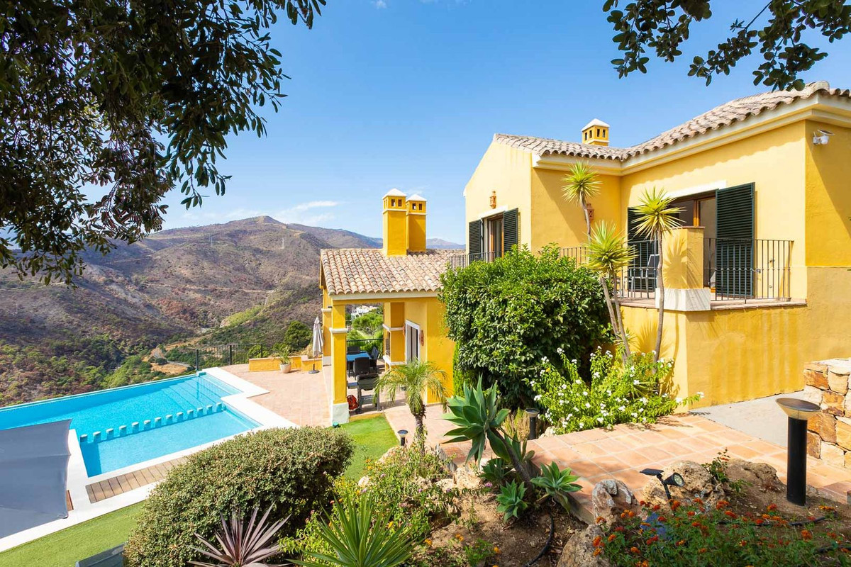 5 Bed Townhouse for sale in Benahavís Costa Del Sol, Málaga, Spain