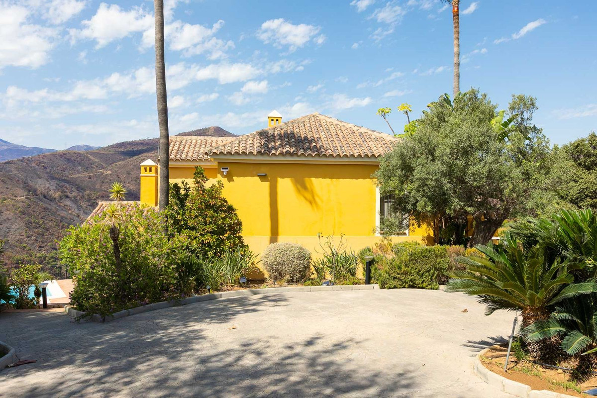5 Bed Townhouse for sale in Benahavís Costa Del Sol, Málaga, Spain