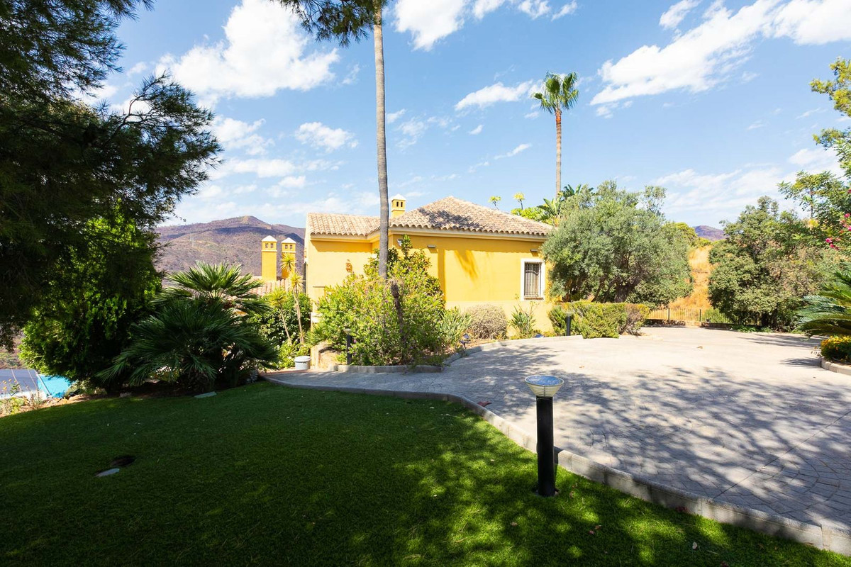 5 Bed Townhouse for sale in Benahavís Costa Del Sol, Málaga, Spain