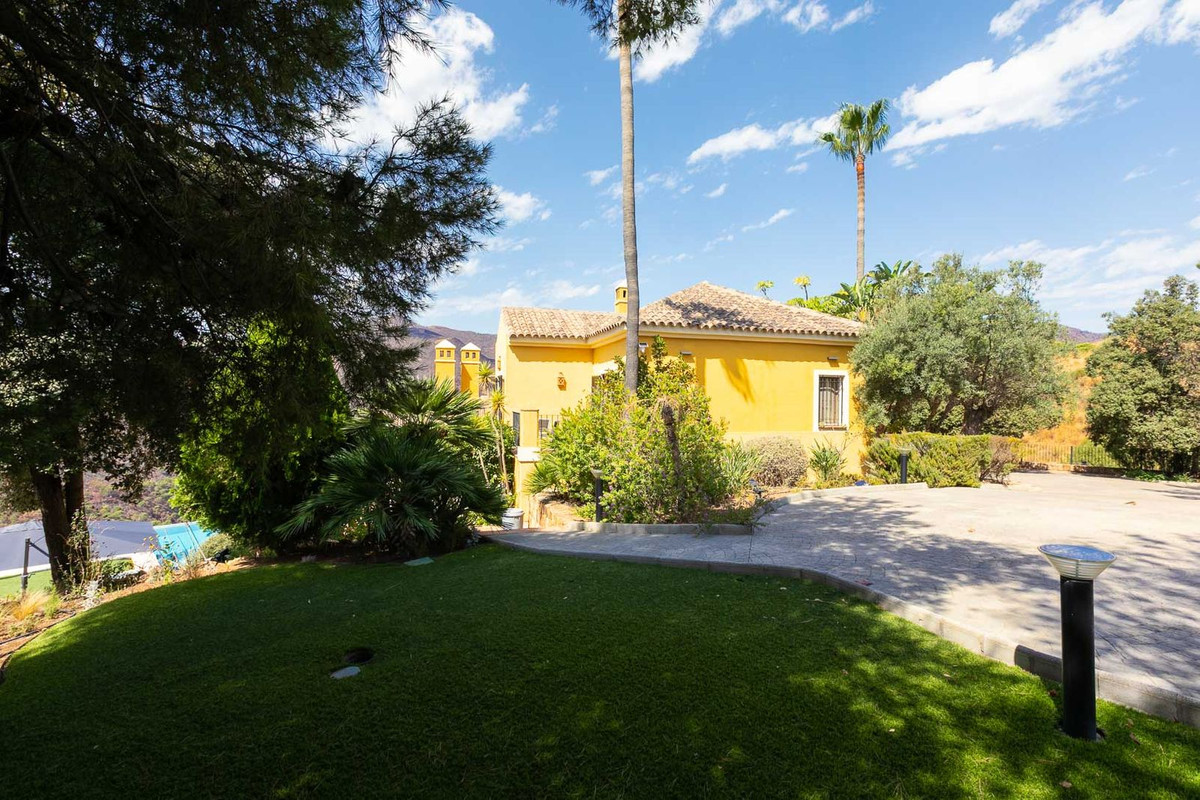 5 Bed Townhouse for sale in Benahavís Costa Del Sol, Málaga, Spain