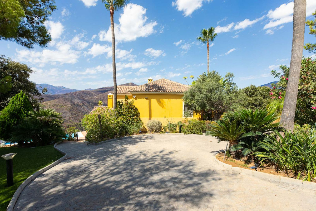 5 Bed Townhouse for sale in Benahavís Costa Del Sol, Málaga, Spain