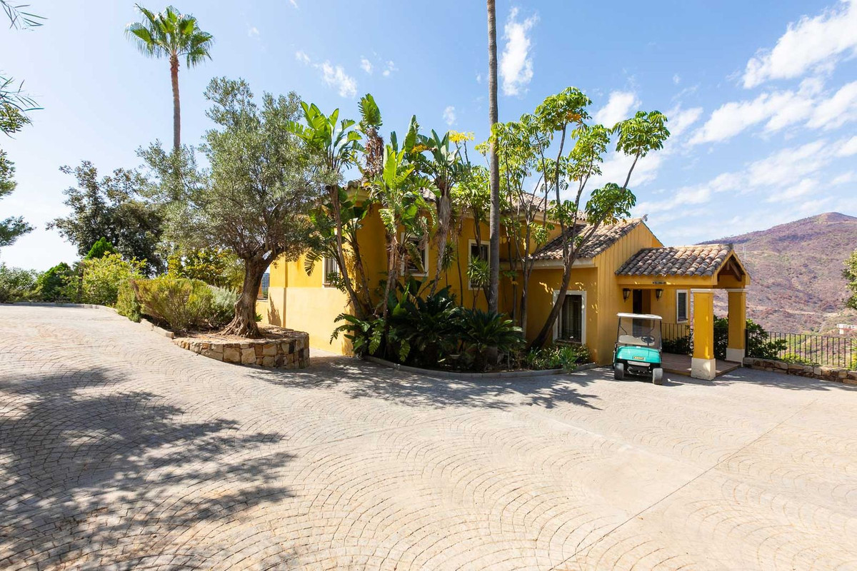 5 Bed Townhouse for sale in Benahavís Costa Del Sol, Málaga, Spain