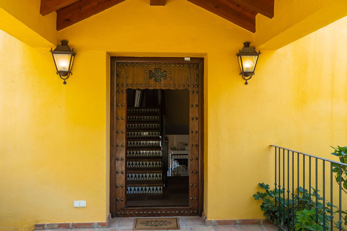 5 Bed Townhouse for sale in Benahavís Costa Del Sol, Málaga, Spain
