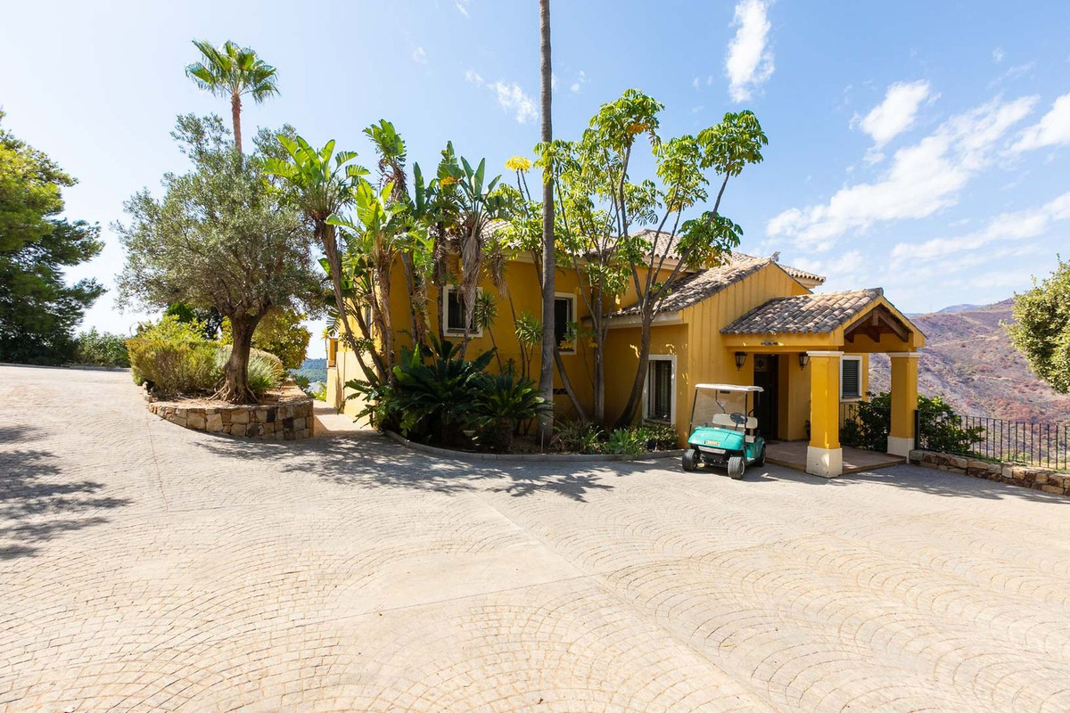5 Bed Townhouse for sale in Benahavís Costa Del Sol, Málaga, Spain