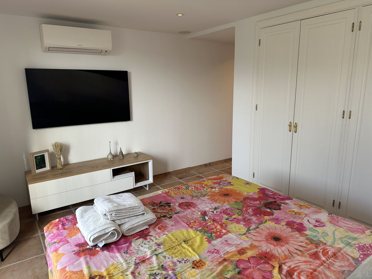 5 Bed Townhouse for sale in Benahavís Costa Del Sol, Málaga, Spain