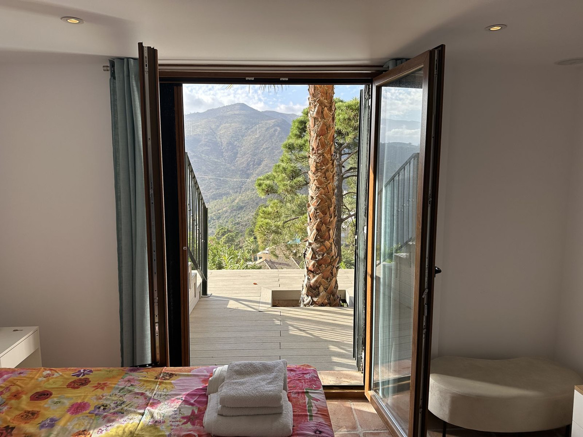 5 Bed Townhouse for sale in Benahavís Costa Del Sol, Málaga, Spain
