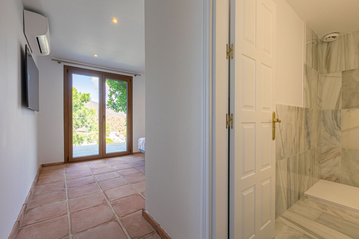 5 Bed Townhouse for sale in Benahavís Costa Del Sol, Málaga, Spain