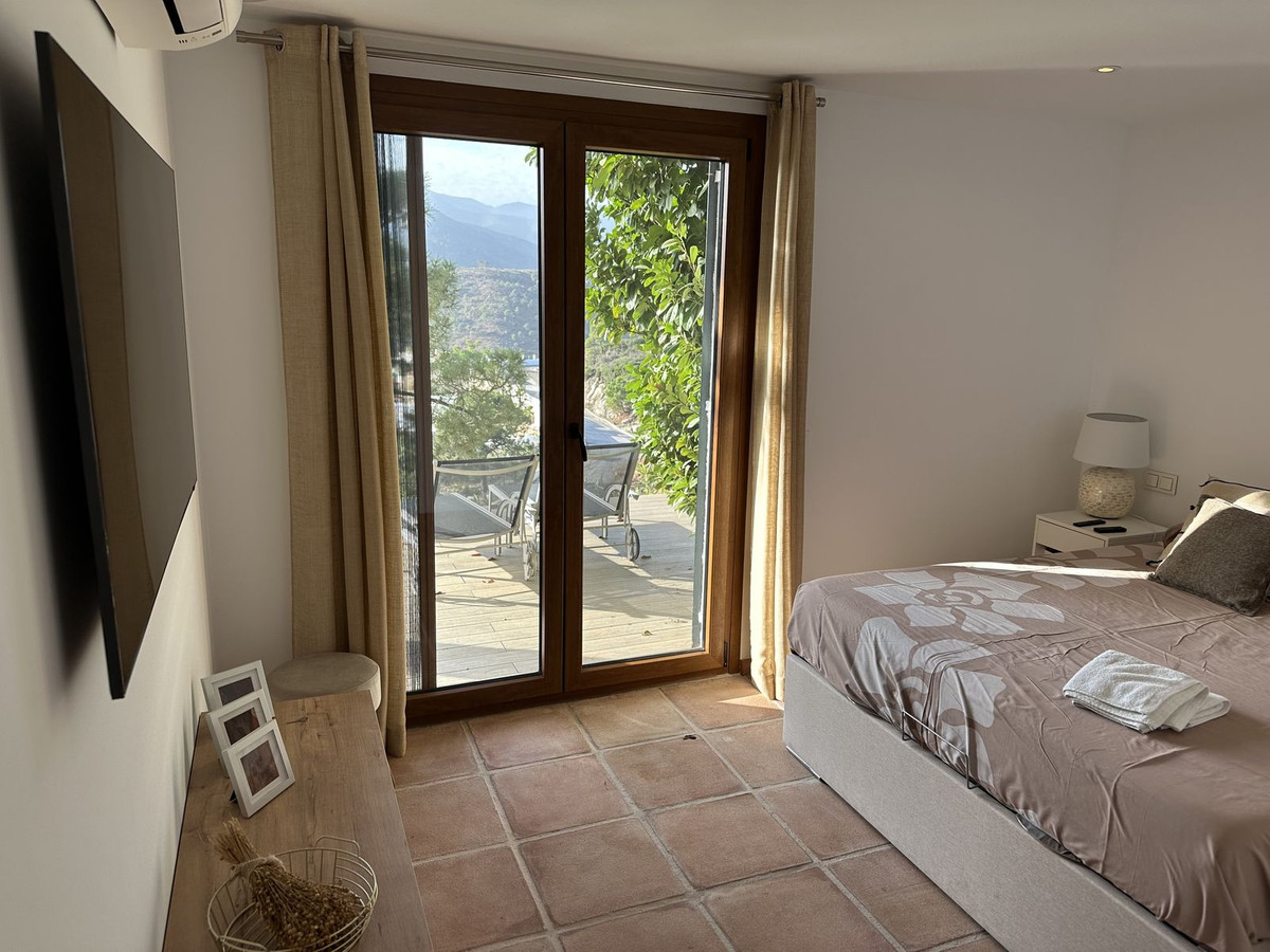 5 Bed Townhouse for sale in Benahavís Costa Del Sol, Málaga, Spain