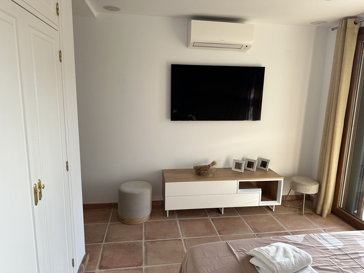 5 Bed Townhouse for sale in Benahavís Costa Del Sol, Málaga, Spain