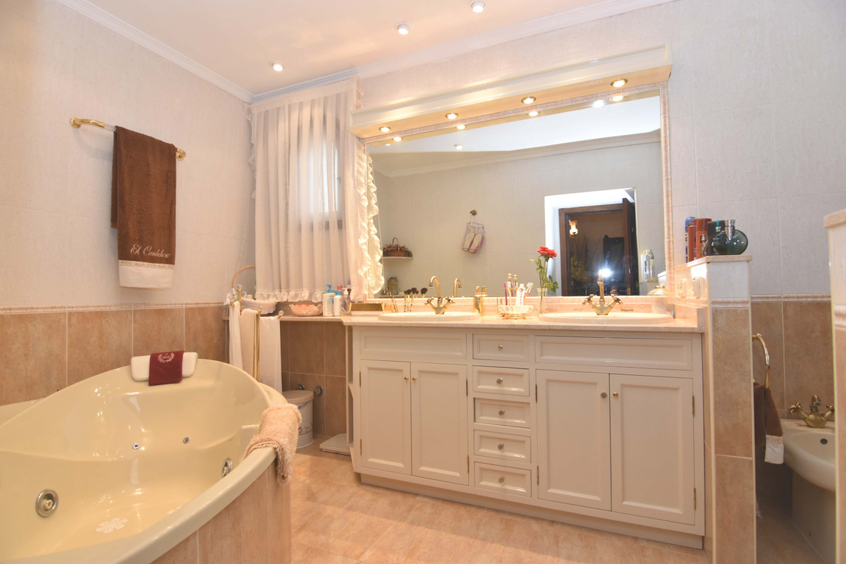 Se vende Finca - Cortijo de 8 dormitorios en Costa Del Sol, Málaga, España