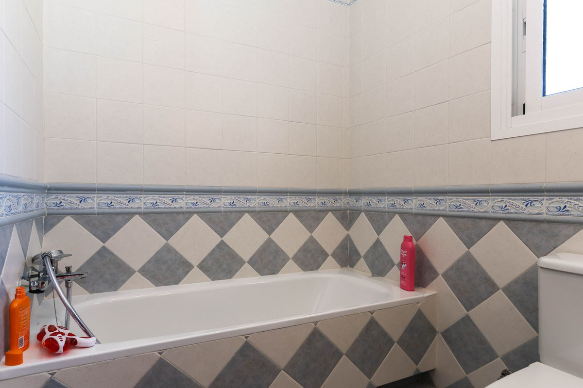 Se vende Villa - Chalet de 3 dormitorios en Costa Del Sol, Málaga, España