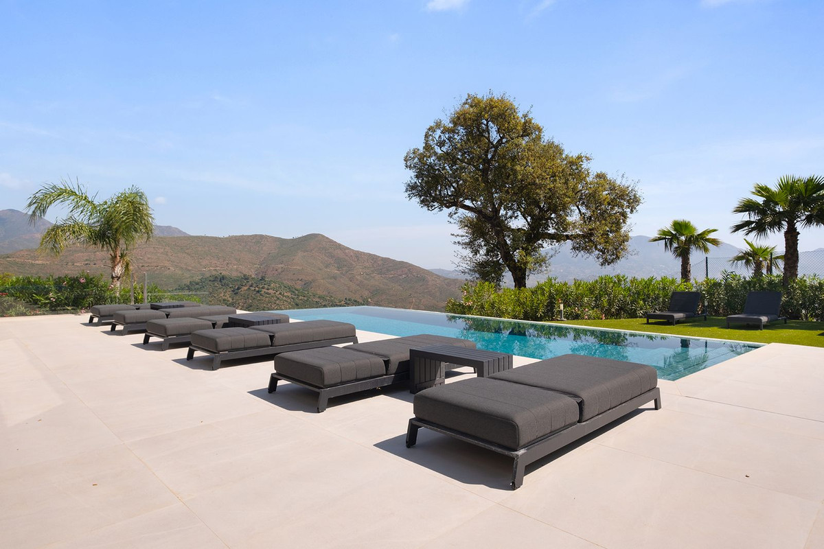 4 Bed Townhouse for sale in La Mairena Costa Del Sol, Málaga, Spain