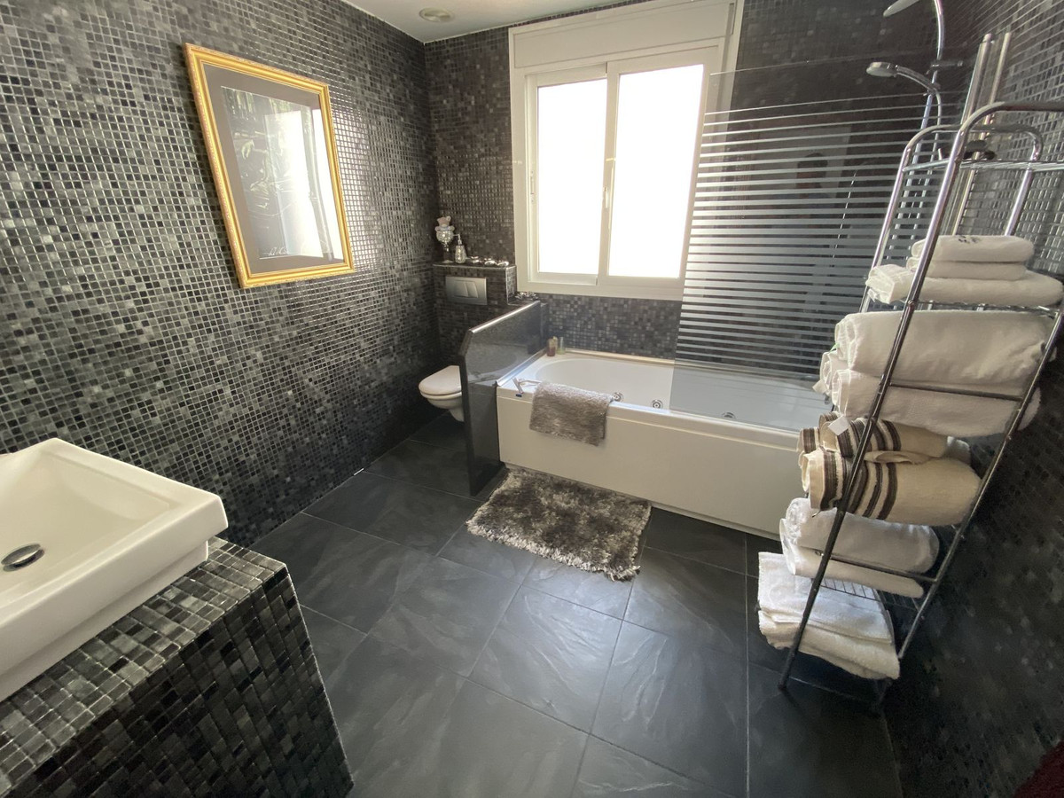 Se vende Villa - Chalet de 5 dormitorios en Costa Del Sol, Málaga, España