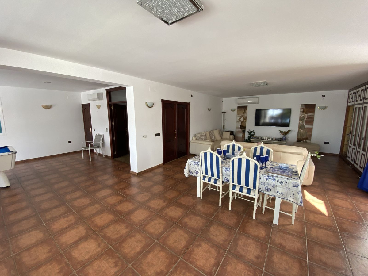Se vende Villa - Chalet de 5 dormitorios en Costa Del Sol, Málaga, España