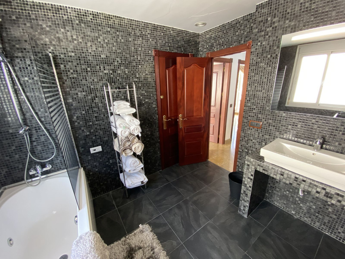 Se vende Villa - Chalet de 5 dormitorios en Costa Del Sol, Málaga, España