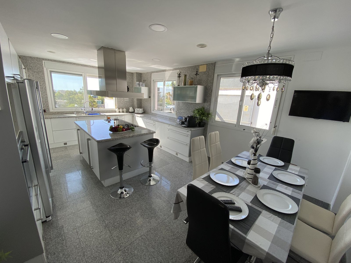 Se vende Villa - Chalet de 5 dormitorios en Costa Del Sol, Málaga, España