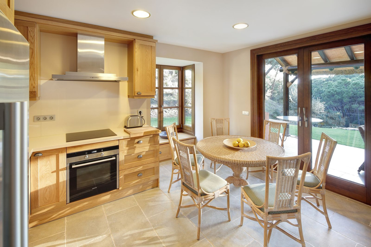 3 Bed Townhouse for sale in Benahavís Costa Del Sol, Málaga, Spain