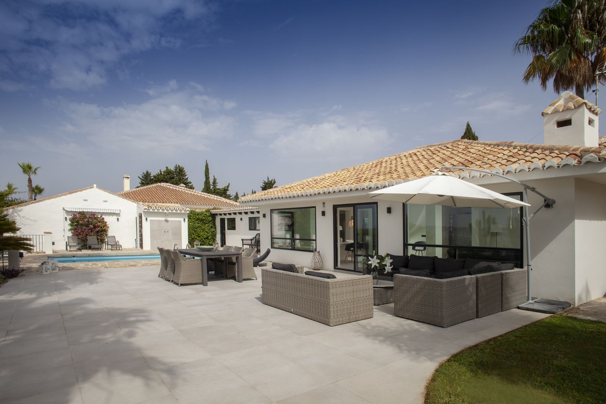 4 Bed Townhouse for sale in Sierrezuela Costa Del Sol, Málaga, Spain