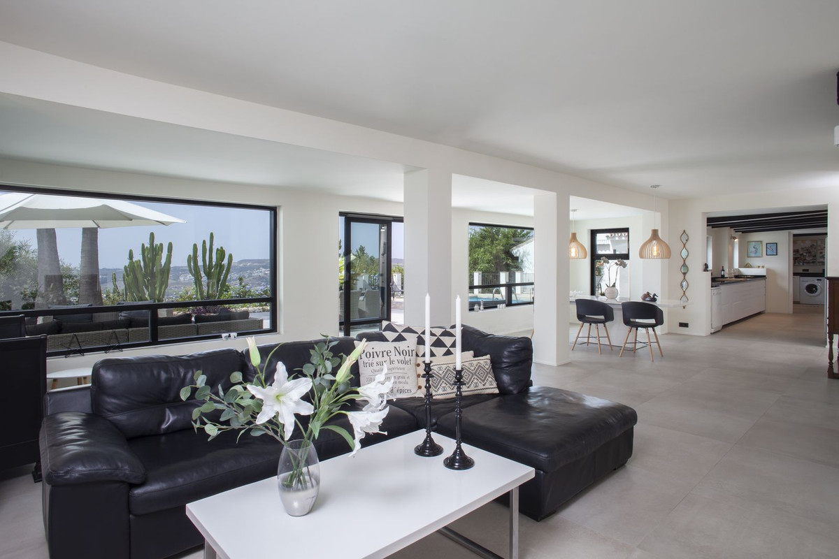 4 Bed Townhouse for sale in Sierrezuela Costa Del Sol, Málaga, Spain