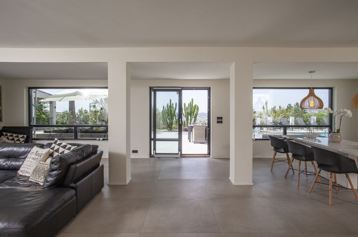 4 Bed Townhouse for sale in Sierrezuela Costa Del Sol, Málaga, Spain