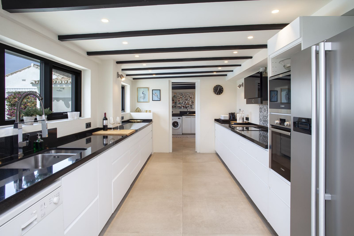 4 Bed Townhouse for sale in Sierrezuela Costa Del Sol, Málaga, Spain