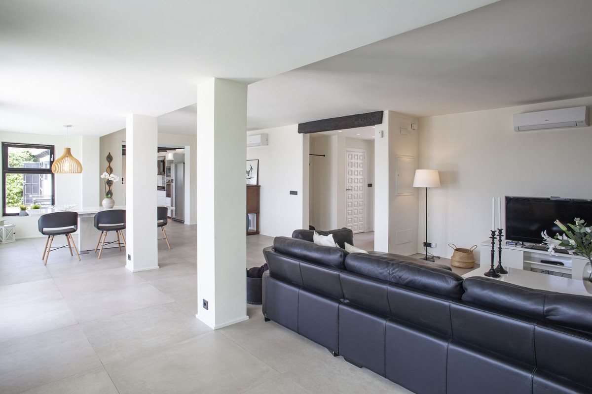 4 Bed Townhouse for sale in Sierrezuela Costa Del Sol, Málaga, Spain