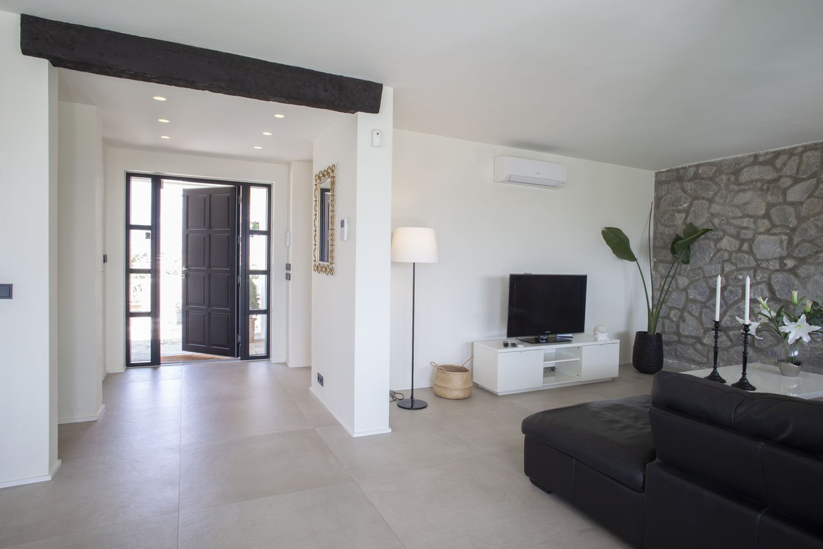 4 Bed Townhouse for sale in Sierrezuela Costa Del Sol, Málaga, Spain