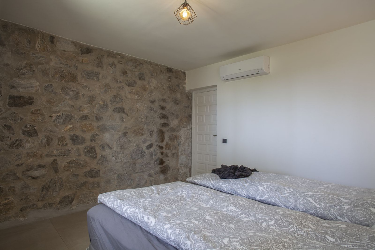 4 Bed Townhouse for sale in Sierrezuela Costa Del Sol, Málaga, Spain