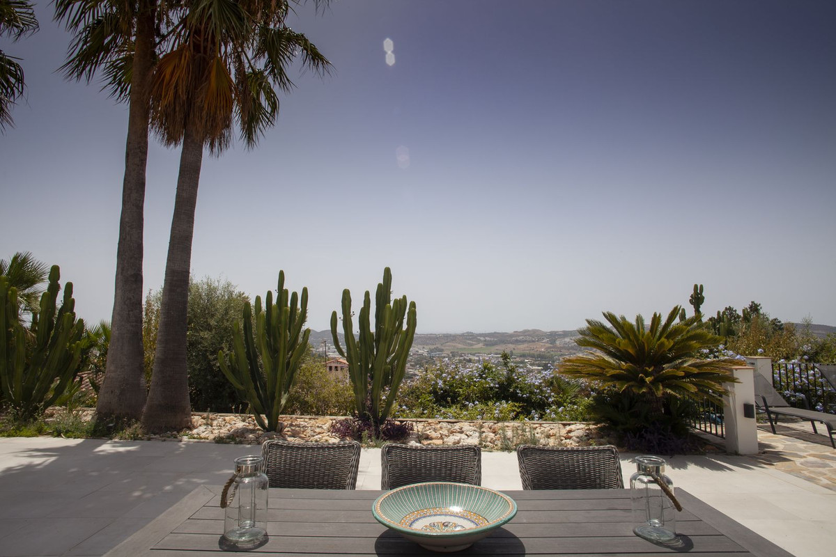 4 Bed Townhouse for sale in Sierrezuela Costa Del Sol, Málaga, Spain