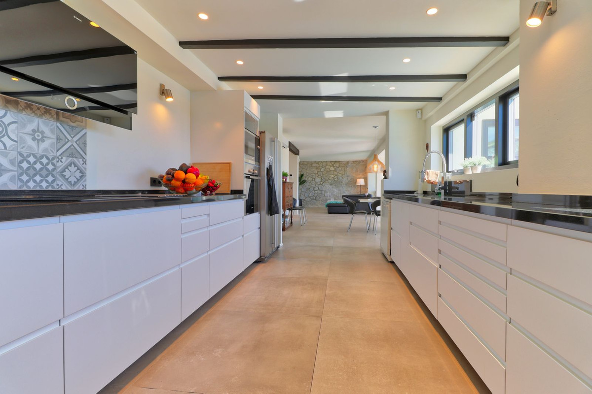 4 Bed Townhouse for sale in Sierrezuela Costa Del Sol, Málaga, Spain