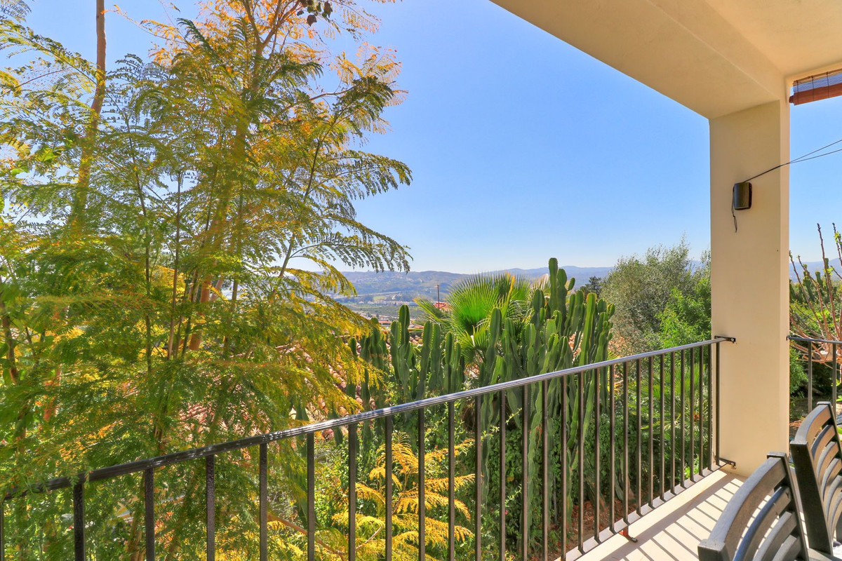 4 Bed Townhouse for sale in Sierrezuela Costa Del Sol, Málaga, Spain