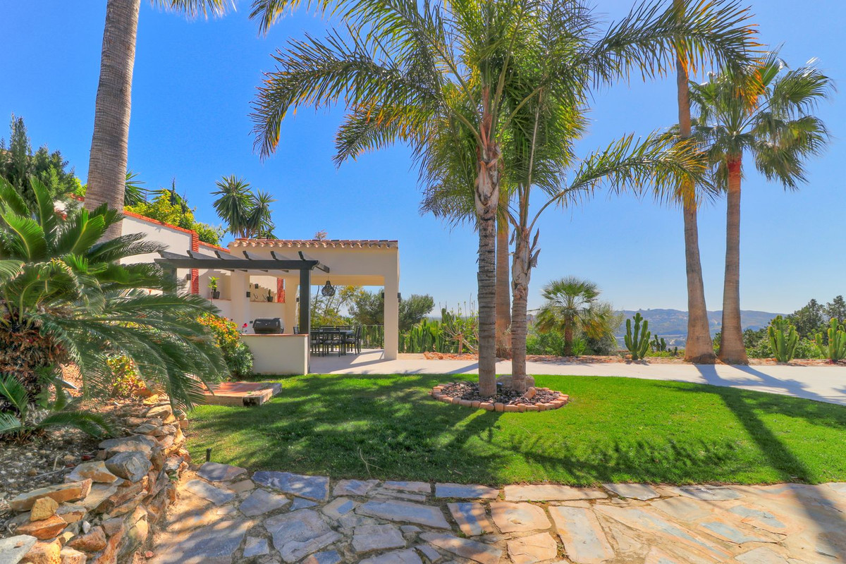 4 Bed Townhouse for sale in Sierrezuela Costa Del Sol, Málaga, Spain