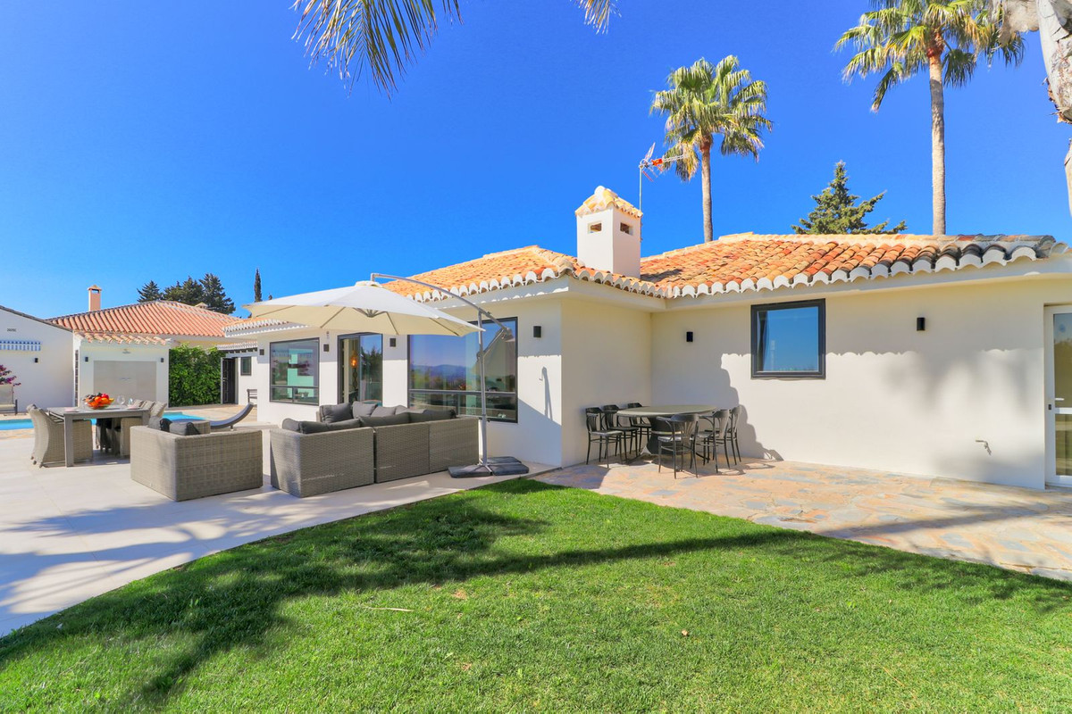 4 Bed Townhouse for sale in Sierrezuela Costa Del Sol, Málaga, Spain