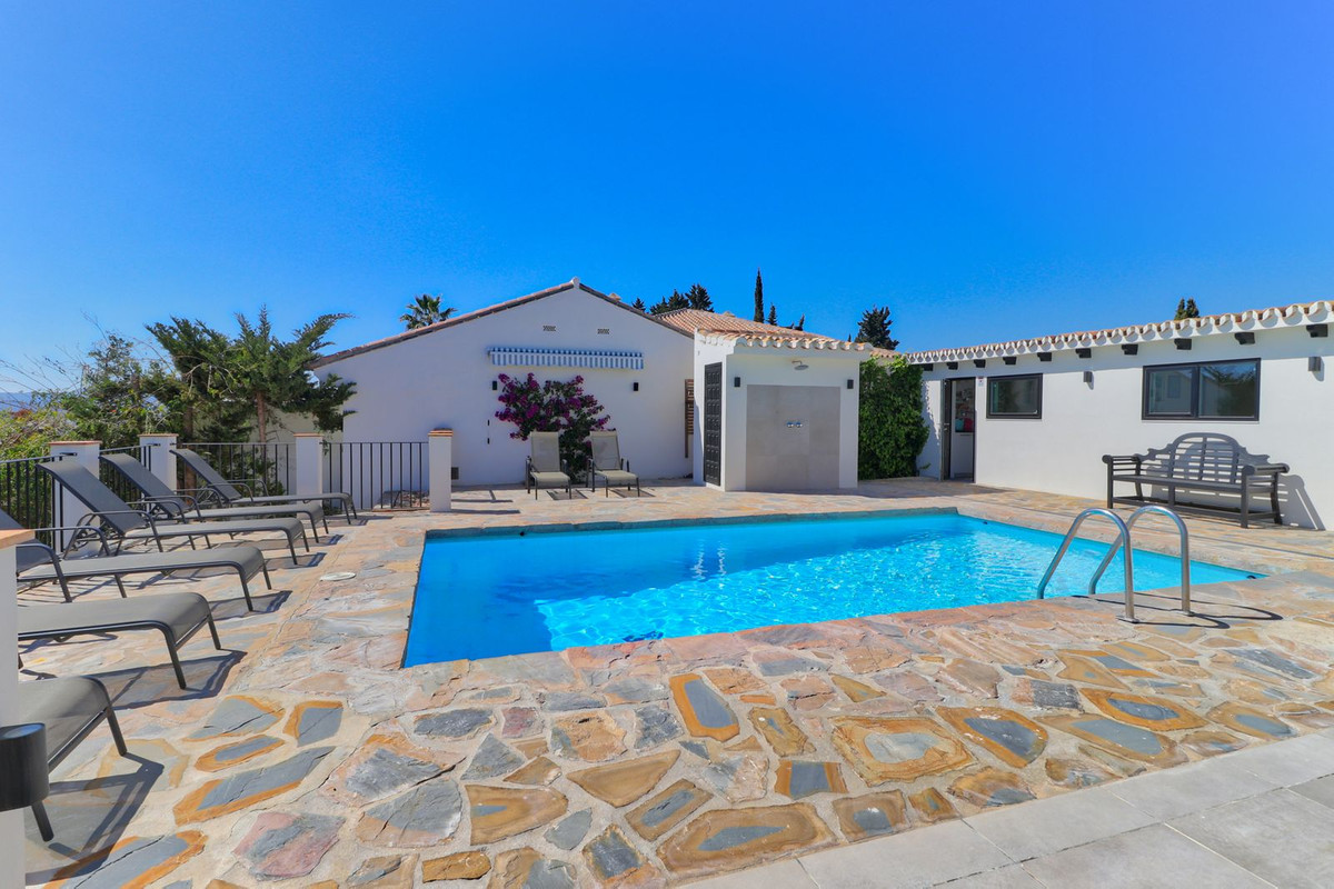 4 Bed Townhouse for sale in Sierrezuela Costa Del Sol, Málaga, Spain