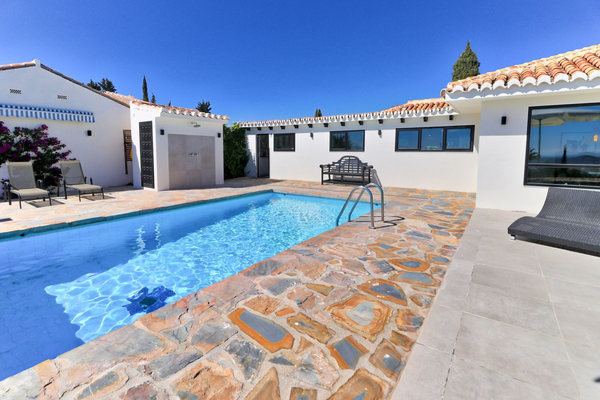 4 Bed Townhouse for sale in Sierrezuela Costa Del Sol, Málaga, Spain