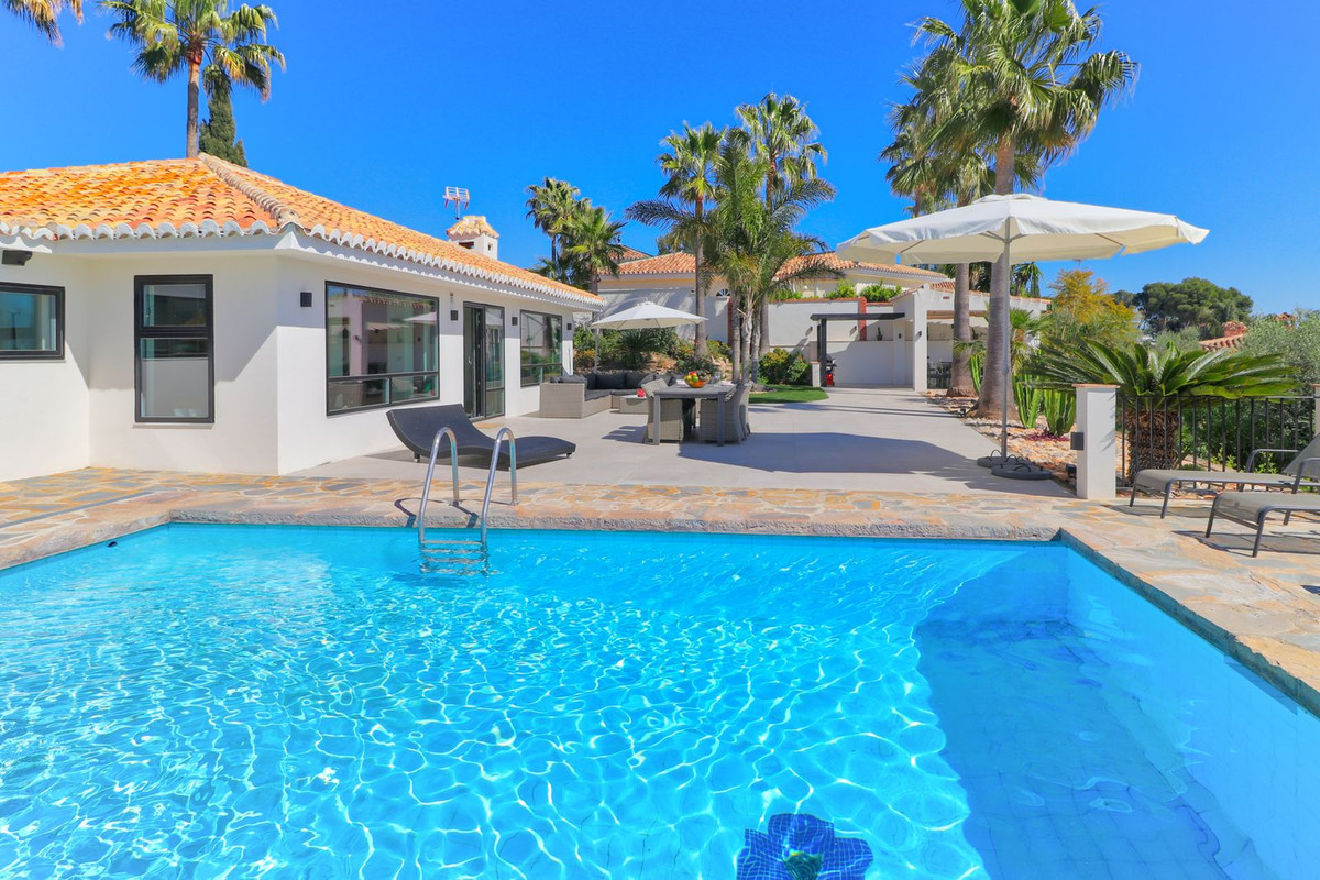 4 Bed Townhouse for sale in Sierrezuela Costa Del Sol, Málaga, Spain