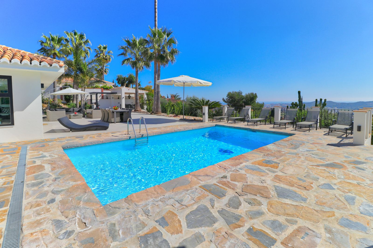 4 Bed Townhouse for sale in Sierrezuela Costa Del Sol, Málaga, Spain