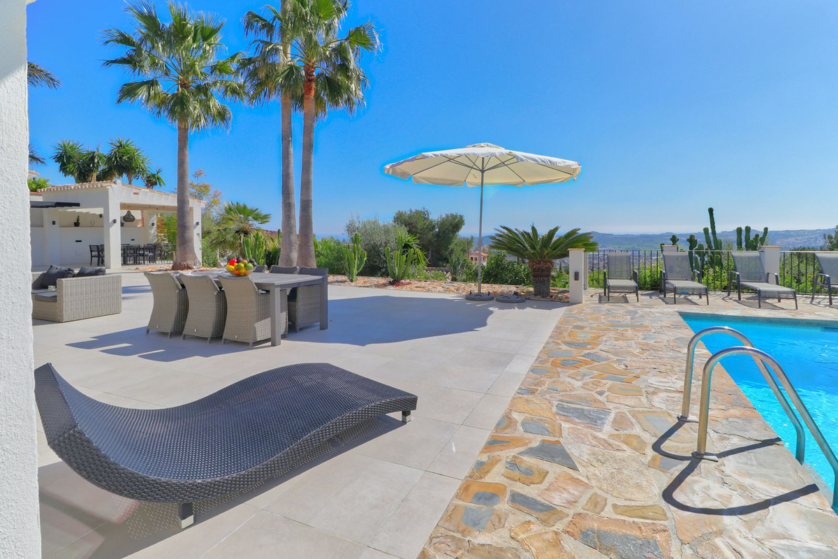 4 Bed Townhouse for sale in Sierrezuela Costa Del Sol, Málaga, Spain