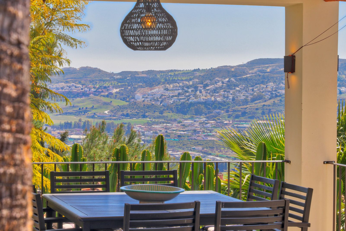 4 Bed Townhouse for sale in Sierrezuela Costa Del Sol, Málaga, Spain