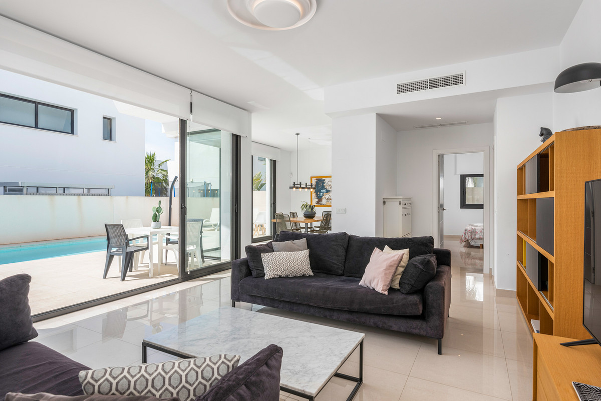 Se vende Villa - Chalet de 4 dormitorios en Costa Blanca, Alicante, España