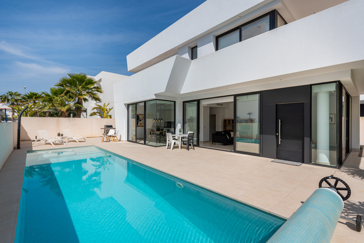 Se vende Villa - Chalet de 4 dormitorios en Costa Blanca, Alicante, España