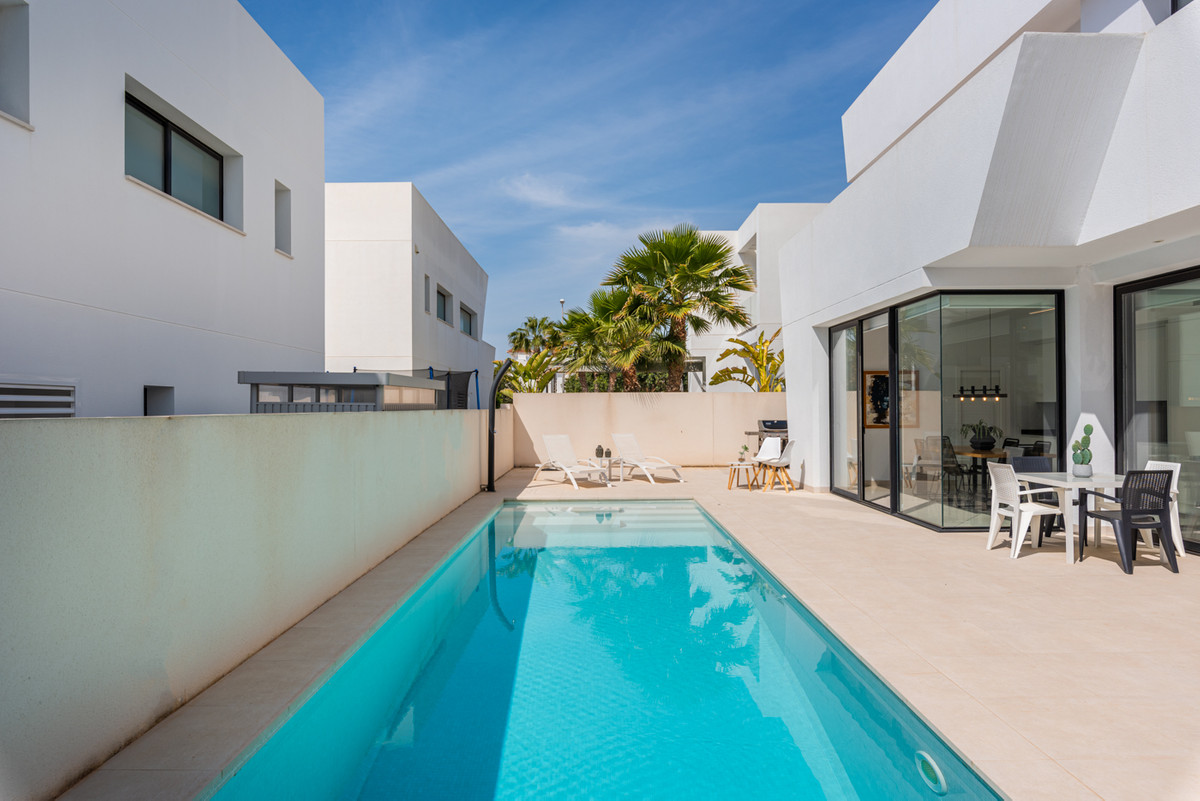 Se vende Villa - Chalet de 4 dormitorios en Costa Blanca, Alicante, España