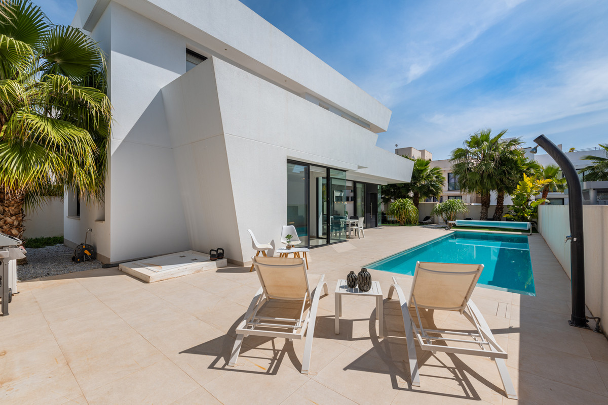 Se vende Villa - Chalet de 4 dormitorios en Costa Blanca, Alicante, España