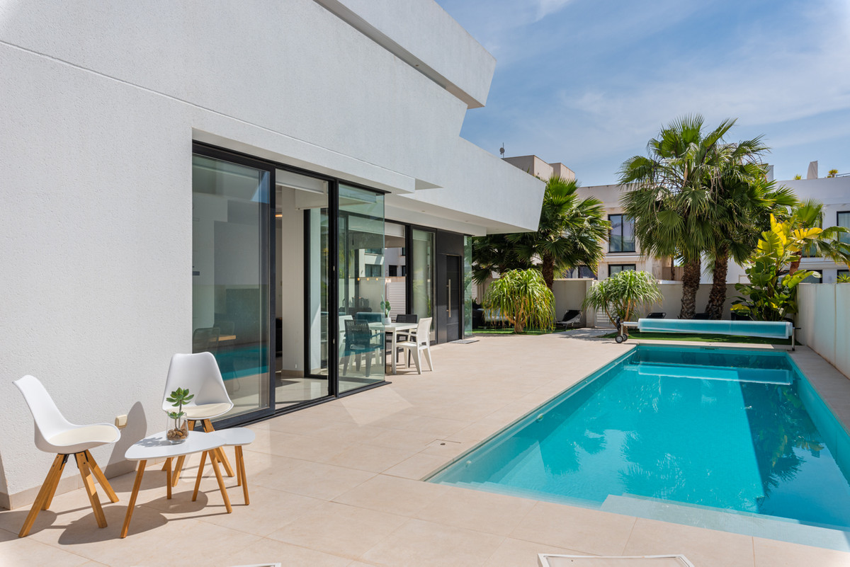 Se vende Villa - Chalet de 4 dormitorios en Costa Blanca, Alicante, España