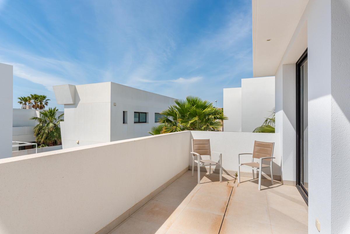 Se vende Villa - Chalet de 4 dormitorios en Costa Blanca, Alicante, España
