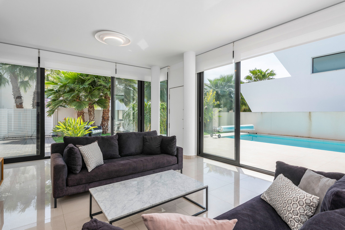 Se vende Villa - Chalet de 4 dormitorios en Costa Blanca, Alicante, España