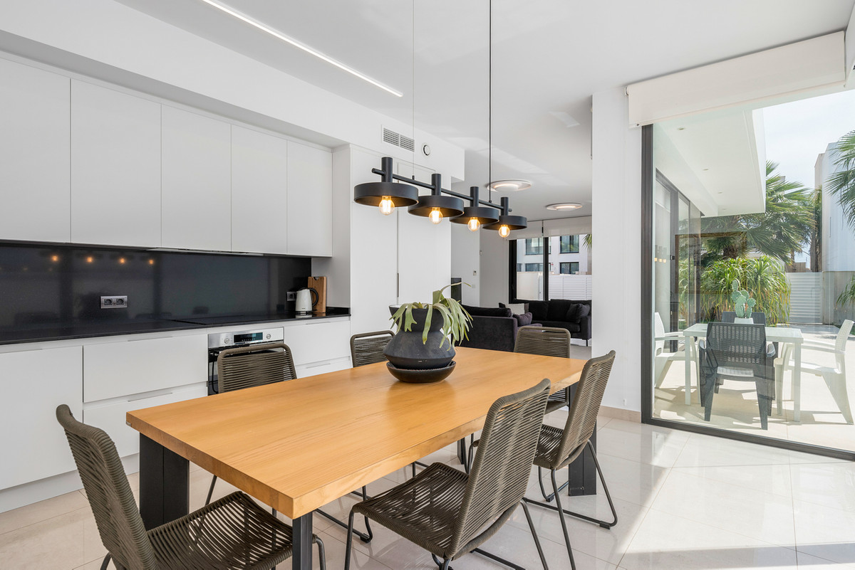 Se vende Villa - Chalet de 4 dormitorios en Costa Blanca, Alicante, España